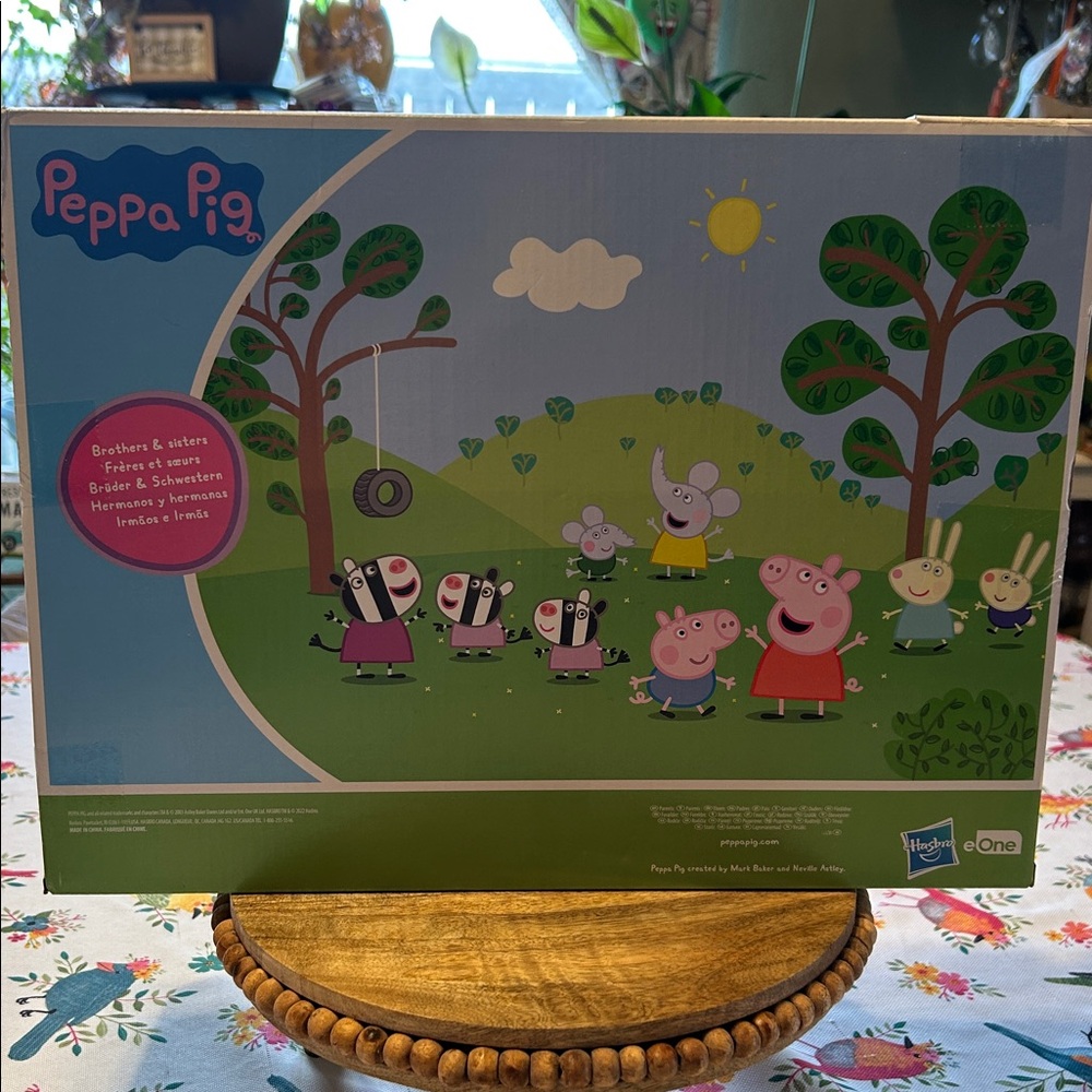 Peppa Pig Carry-Along Brothers and Sisters 9 Figures & Carrying Case New Ages 3+ - Picture 3 of 13